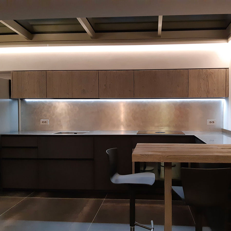Cucina moderna dalle tonalità grigie