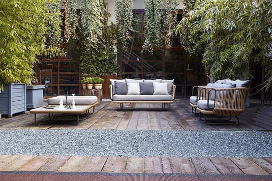 Divano e poltrone Babylon Varaschin su deck in legno per Mobili da Giardino.